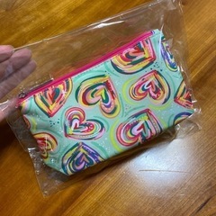 【値下げしました‼️】新品 クリニーク メイクポーチ（ハート柄、ピンク）の画像