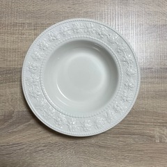【値下げ】WEDGWOOD フェスティビティ アイボリー スーププレート 23cm ペアの画像