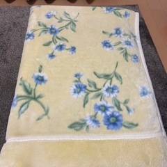 【取りに来ていただける方限定】花柄の毛布(黄色)の画像