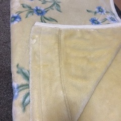 【取りに来ていただける方限定】花柄の毛布(黄色)の画像