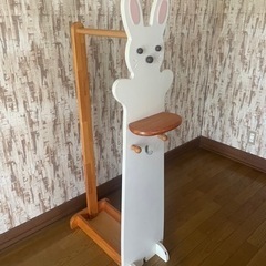 ランドセルや服、帽子をかけるハンガーラック