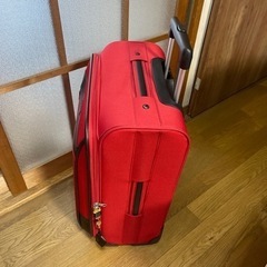 赤いキャリーケースの画像