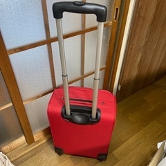 赤いキャリーケースの画像