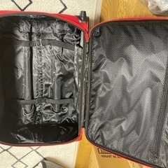 赤いキャリーケースの画像