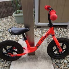 ストライダー キックバイク バランスバイク ペダルなし自転車 ゴ...