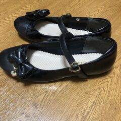 子供用の黒パンプス22cmの画像