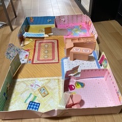 リカちゃん？のお家　かなりボロいです