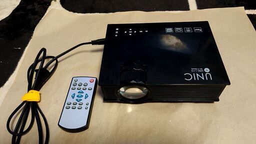 ☆家庭用プロジェクター☆UNUC（中古品）