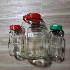果実酒ビン　大１つと少２つの画像