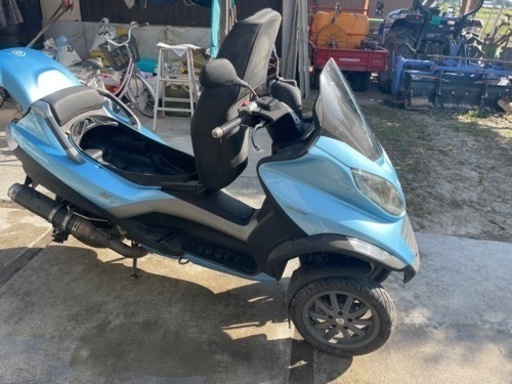 ピアジオ mp3 側車付軽２輪で普通自動車免許で乗れます。