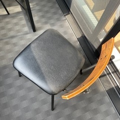 ダイニングテーブルとイス2脚の画像