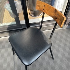 ダイニングテーブルとイス2脚の画像