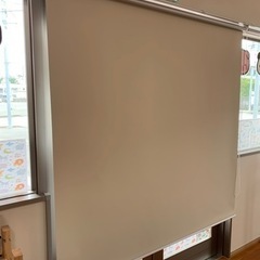 ほぼ新品！！　遮光、防炎　ロールカーテン