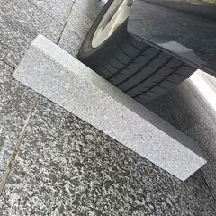 土日引き取り対応可　天然桃色御影石　Ｇ635　中国産　車止め①の画像