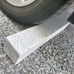 土日引き取り対応可　天然桃色御影石　Ｇ635　中国産　車止め①