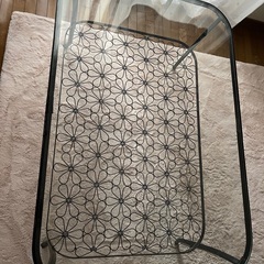 IKEAの花柄ガラステーブル