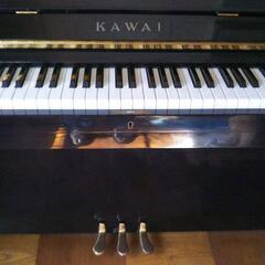 カワイピアノ、アップライト。ピアノ椅子とメトロノーム付き