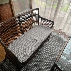 椅子、テーブルの画像