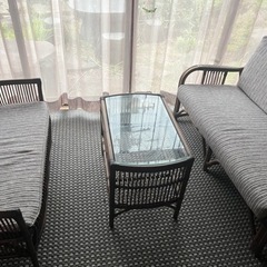 椅子、テーブルの画像