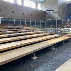 観覧席の設営の画像