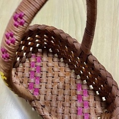 小ぶりなカゴの画像