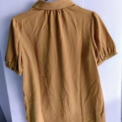 persodea(ペルソデア)、blue label(ブルーレーベル)のマスタード（からし色）、胸元フリルブラウス、半袖、Ｌサイズ、新品未使用品、パールアクセサリー付きの画像