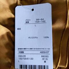 persodea(ペルソデア)、blue label(ブルーレーベル)のマスタード（からし色）、胸元フリルブラウス、半袖、Ｌサイズ、新品未使用品、パールアクセサリー付きの画像