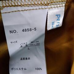 persodea(ペルソデア)、blue label(ブルーレーベル)のマスタード（からし色）、胸元フリルブラウス、半袖、Ｌサイズ、新品未使用品、パールアクセサリー付きの画像