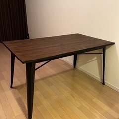 LOWYAダイニングテーブルの画像