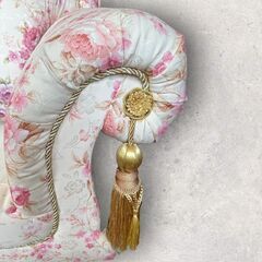 ロココ調　２人掛けソファー　薔薇柄　クッション２個　肘カバー２枚付き ロココ調 2人掛けソファー 薔薇柄 クッション2個 肘カバー2枚付き