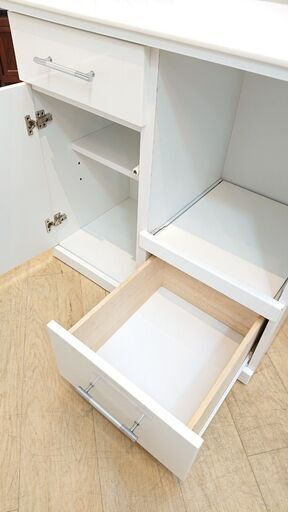 キッチンカウンター 隠しキャスター付き 幅80㎝ 鏡面仕上げ 引出し2個 扉1枚 スライドテーブル コンセント2口 ホワイト 奥行45×高さ80㎝ レンジボード キッチンボード 食器棚■近隣配送無料 買取帝国 朝霞店 キッチンカウンター 隠しキャスター付き 幅80㎝ 鏡面仕上げ 引出し2個