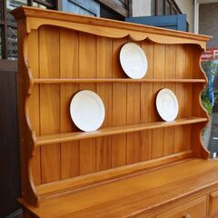 イギリスercol(アーコール)社の稀少なパイン無垢材を使用したウェルシュドレッサーです！クラシックで可愛らしいフォルムのカップボード。お部屋を優しい雰囲気にしてくれる英国アンティーク家具です♪DE329の画像