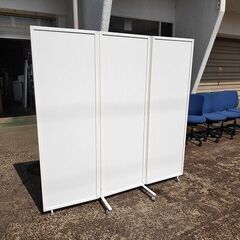 キャスター付き白色板張り３連パーテーション　H1800『中古良品』