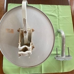 【値下げ】BSアンテナ&固定金具(アンテナなど)の画像