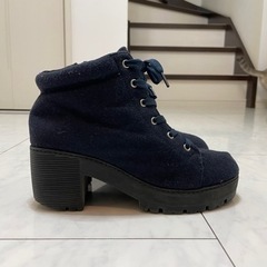 紺色のブーツの画像