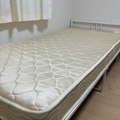 シングルベッド、マットレス付き　2台あります