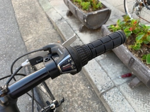 ??　クロスバイク　700x28c 6変速　黒　美品　配達可能