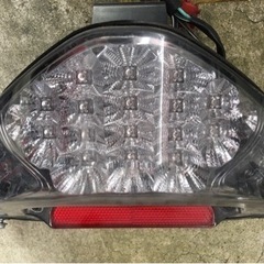 スズキアドレスV125G用の LEDテール/ウインカーセット スモークカラー (中古品)です。 クリアのスポーツタイプでLEDランプで明るいの画像