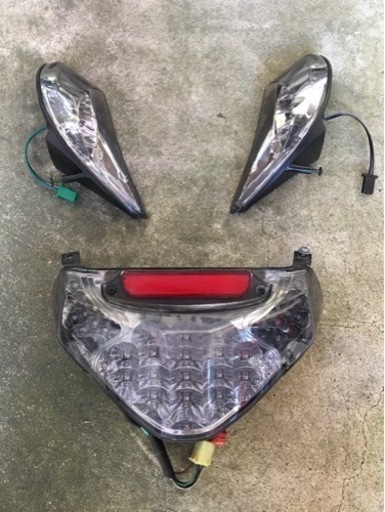 スズキアドレスV125G用の LEDテール/ウインカーセット スモークカラー (中古品)です。 クリアのスポーツタイプでLEDランプで明るい