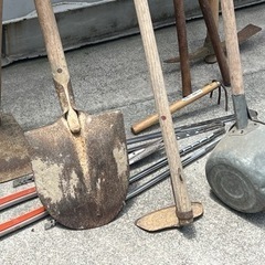 無料で！田舎暮らし必須アイテム◇スコップ◇刈込み鋏◇ツルハシ◇クワ◇など多数差し上げますの画像