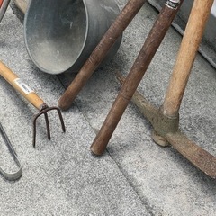 無料で！田舎暮らし必須アイテム◇スコップ◇刈込み鋏◇ツルハシ◇クワ◇など多数差し上げますの画像