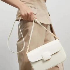 CHARLES & KEITHバッグの画像