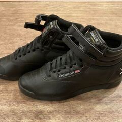 【貴重】Reebokスニーカーとストロベリー・フィールズ(レギンス)￥6,000の画像