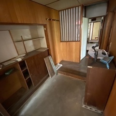 新潟県上越市寺町・1階の床が一部ぬけてますが…庭には立派な松の木がある2階建て一軒の物件です！ - 上越市