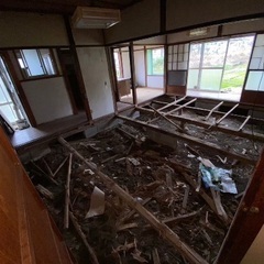 新潟県上越市寺町・1階の床が一部ぬけてますが…庭には立派な松の木がある2階建て一軒の物件です！ − 新潟県