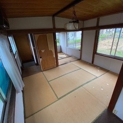 新潟県上越市寺町・1階の床が一部ぬけてますが…庭には立派な松の木がある2階建て一軒の物件です！ - 不動産
