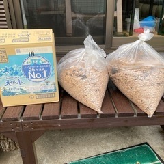 大量のおがくずの画像