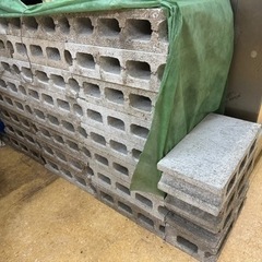 お譲り決定しました。コンクリートブロック差し上げます。