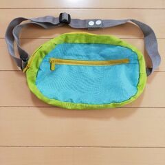 ウエストポーチ　点々と汚れあり