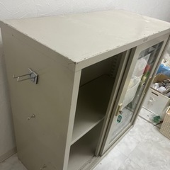 ガラスキャビネット　鍵付き　書庫の画像